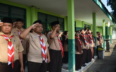Seluruh Civitas Akademika MAN 2 Ngawi Ikuti Upacara Hari Pramuka ke-64 Tahun 2025