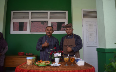 BAPAK-BAPAK MAN 2 NGAWI LOMBA MEMASAK NASI GORENG.