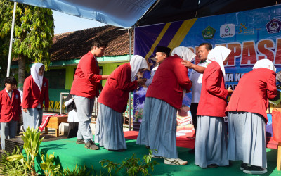 UPACARA PELEPASAN SISWA KELAS XII OLEH DRS. SUGENG WIYONO SELAKU KEPALA MADRASAH ALIYAH NEGERI 2 NGAWI.